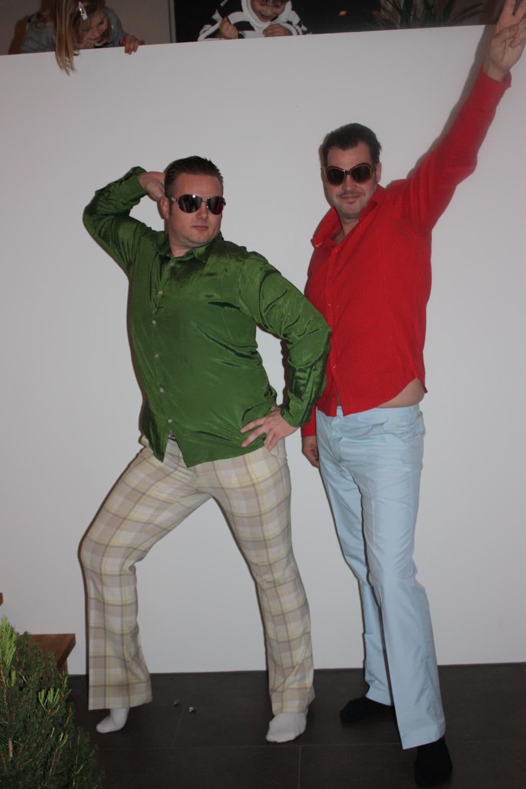 To venner i fargerike 70-tallsskjorter poserer med solbriller