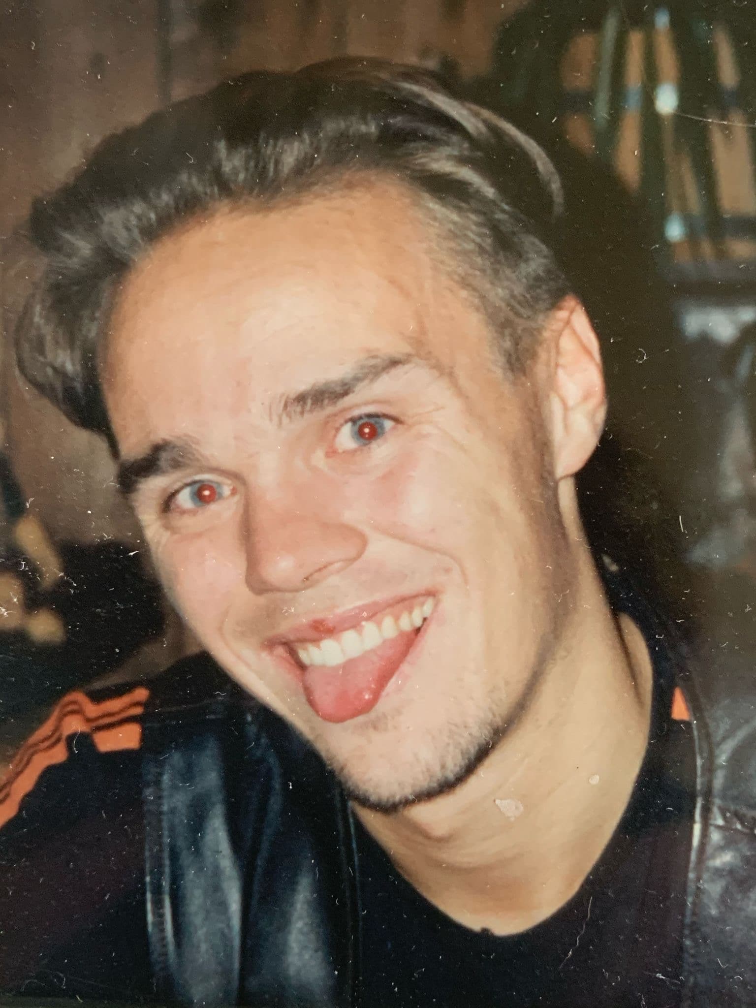 Ung mann med stort smil, nærbilde fra 90-tallet