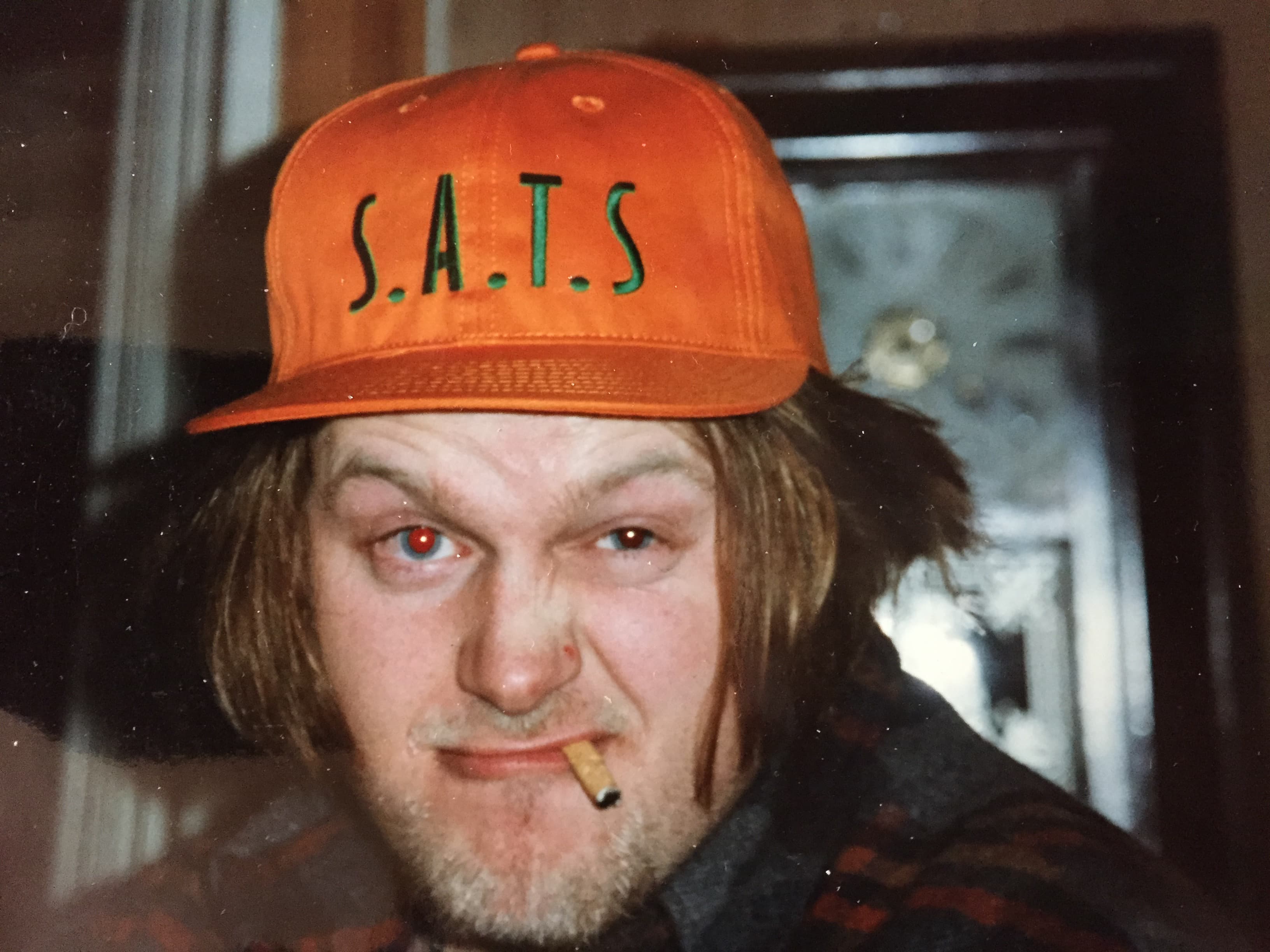 Nærbilde av mann med oransje caps