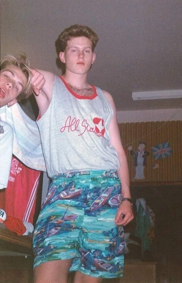 To tenåringer tuller for kamera, en i singlet og mønstrete shorts