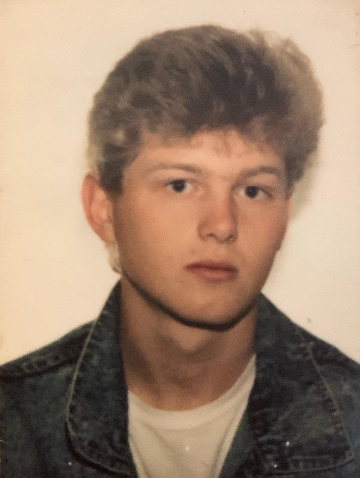 Portrett av ung mann i dongerijakke fra 80-tallet